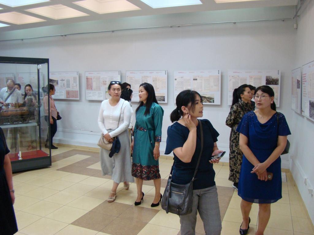 Первые посетители выставки.